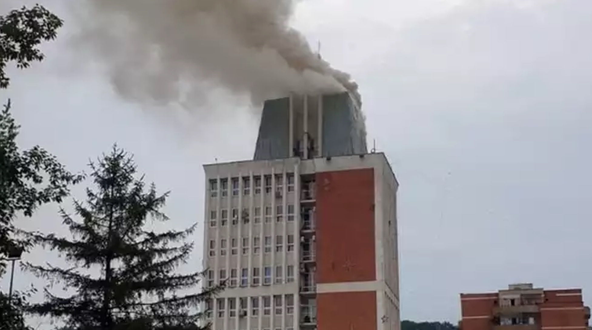 Sediul Consiliului Județean din Reșița a luat foc! Pompierii se deplasează la fața locului