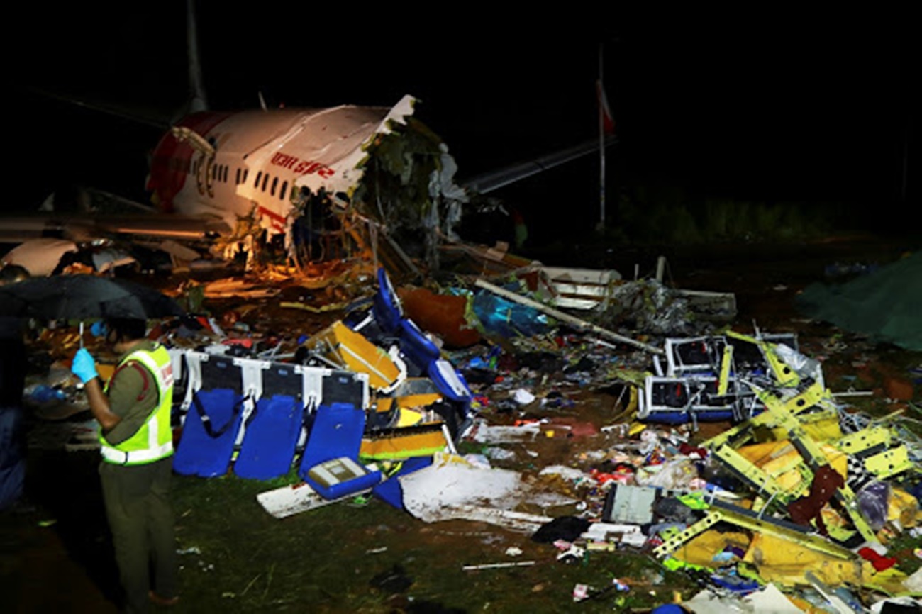 Catastrofă în India după ce un avion s-a rupt în două la aterizare