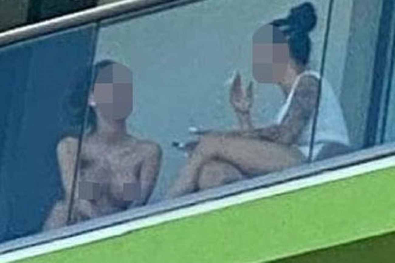 Scene fierbinți oferite de două femei pe un balcon din Mamaia
