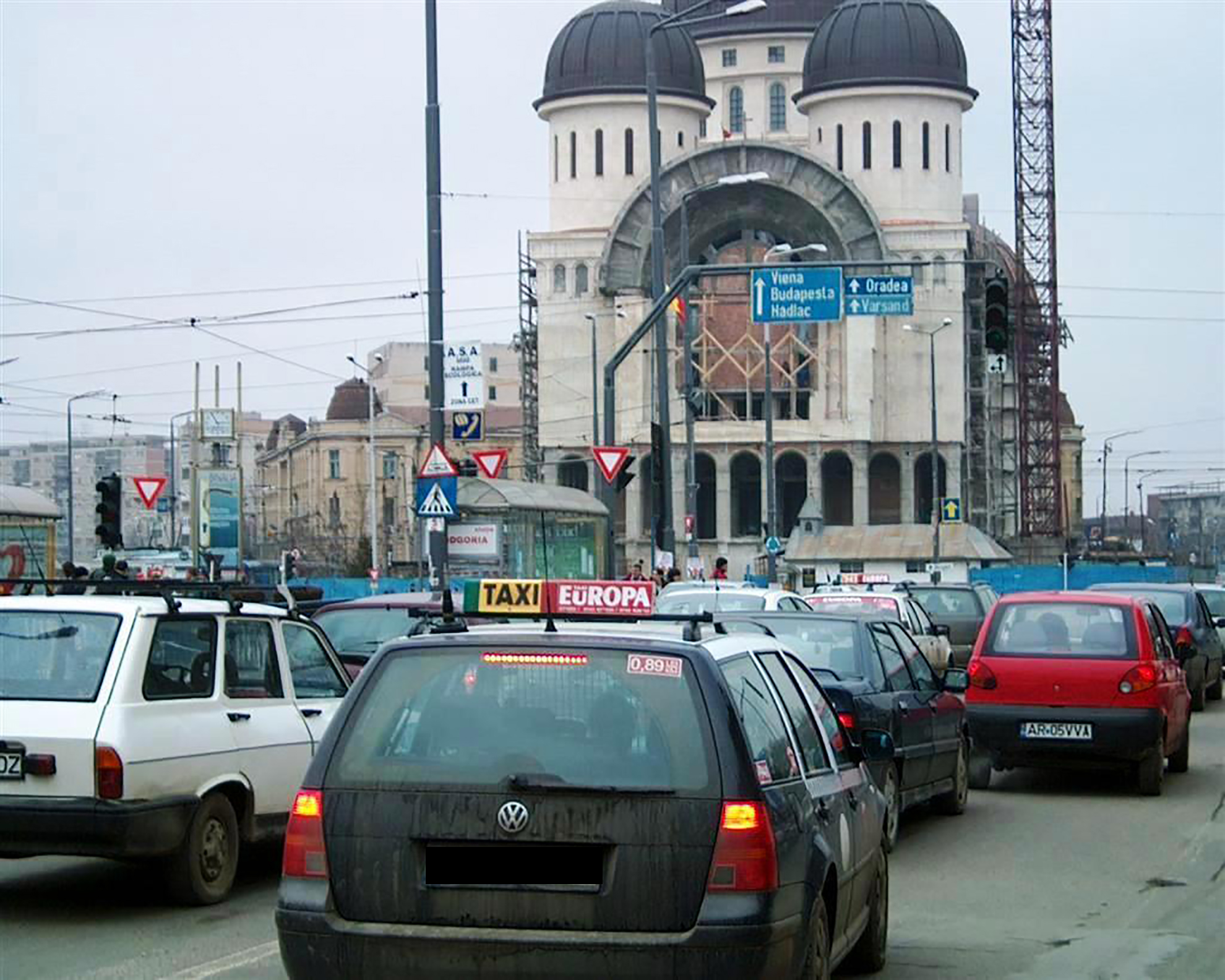 EXCLUSIV: Cea mai mare firmă de taximetrie din Arad, Taxi Europa, acuzată ca are dispeceri suspecți de COVID. Compania se apară și spune că nu sunt cazuri