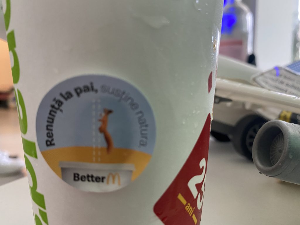 Lantul de restaurante McDonald's nu mai ofera paie la sucuri