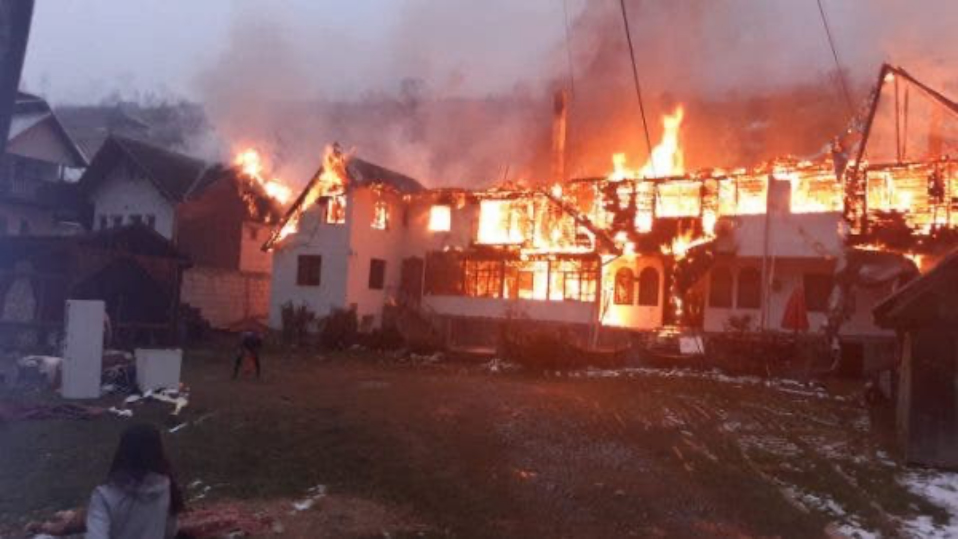Incendiu de proporții în Moeciu de Sus. Ard mai multe pensiuni