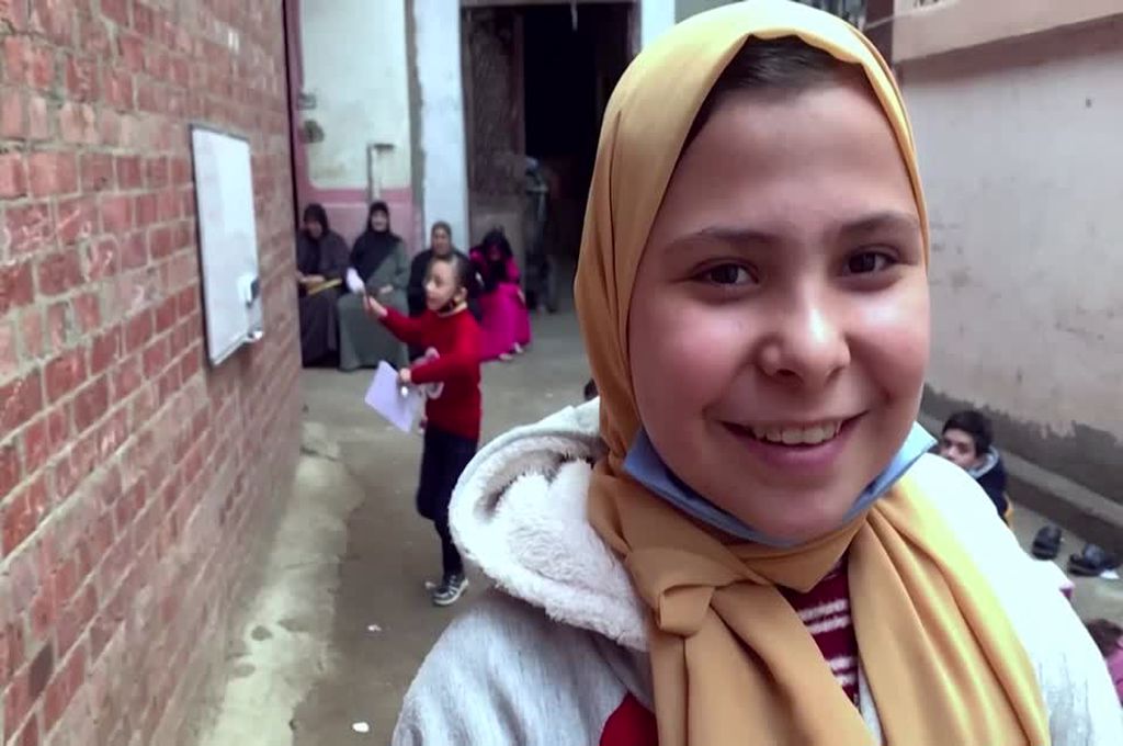 Profesoară la doar 12 ani. O copilă își ajută colegii, după ce școlile au fost închise
