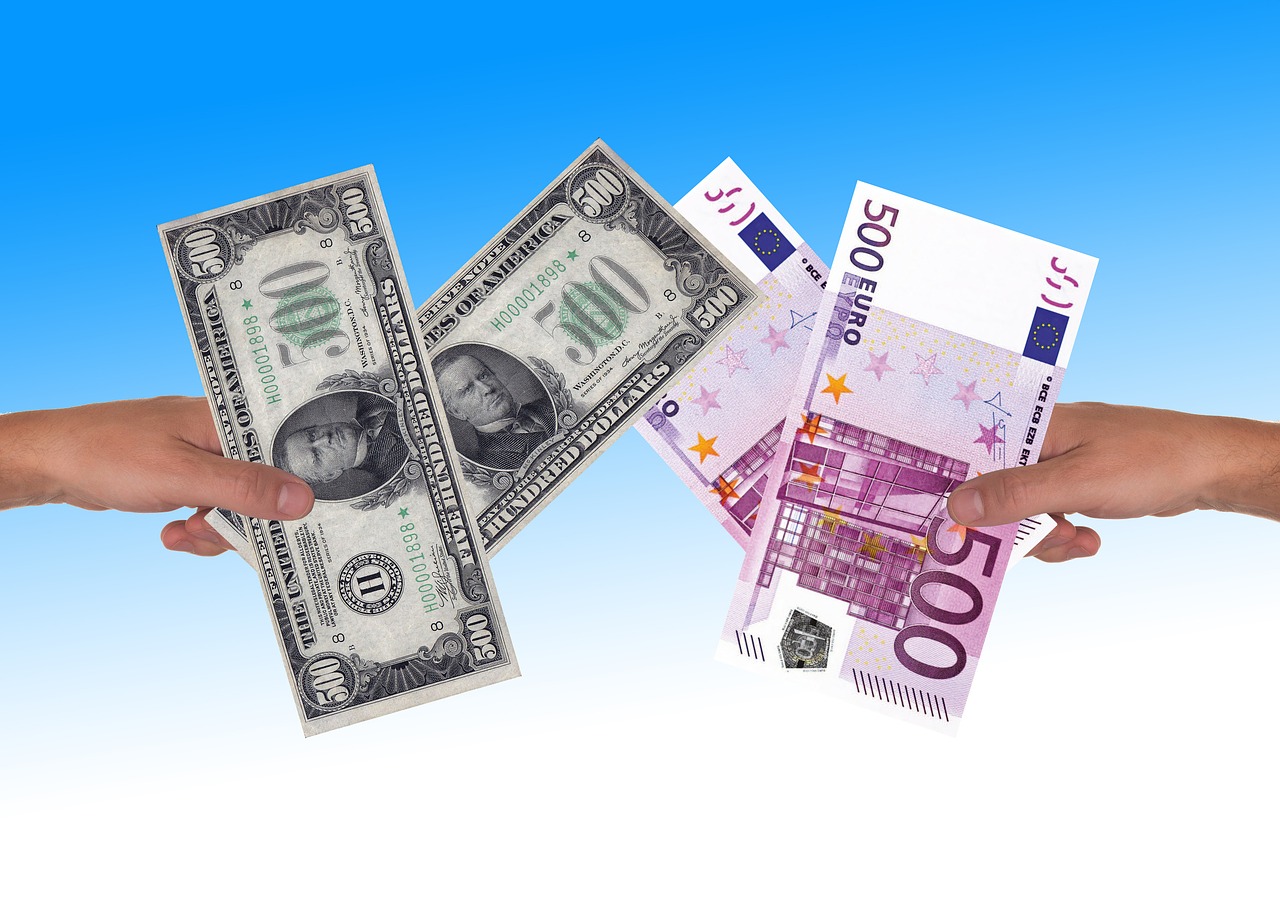Curs valutar 17 februarie 2021: Euro a crescut incredibil! Dolarul american e în cădere liberă