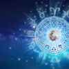 Roata zodiacală cu semnele astrologice și Luna pe fundal cosmic cu stele
