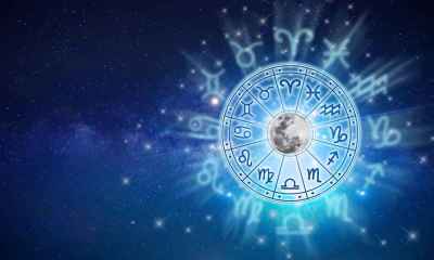 Roata zodiacală cu semnele astrologice și Luna pe fundal cosmic cu stele
