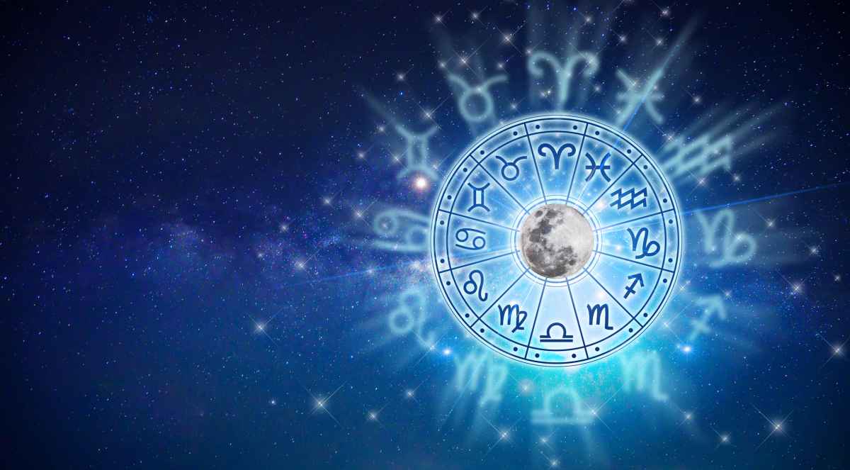 Roata zodiacală cu semnele astrologice și Luna pe fundal cosmic cu stele