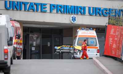 Intrarea în Unitatea de Primiri Urgențe a Spitalului Universitar București cu ambulanțe și targă