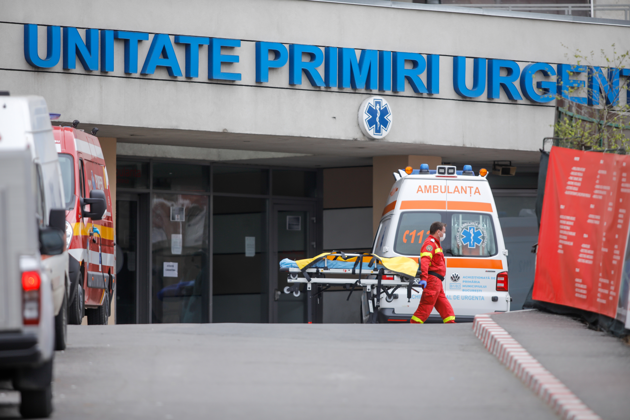 Intrarea în Unitatea de Primiri Urgențe a Spitalului Universitar București cu ambulanțe și targă