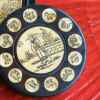 Disc tradițional cu semnele zodiacului chinezesc și busolă Feng Shui pe fundal roșu