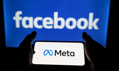 Smartphone cu sigla companiei Meta pe fundalul ecranului cu logo-ul Facebook