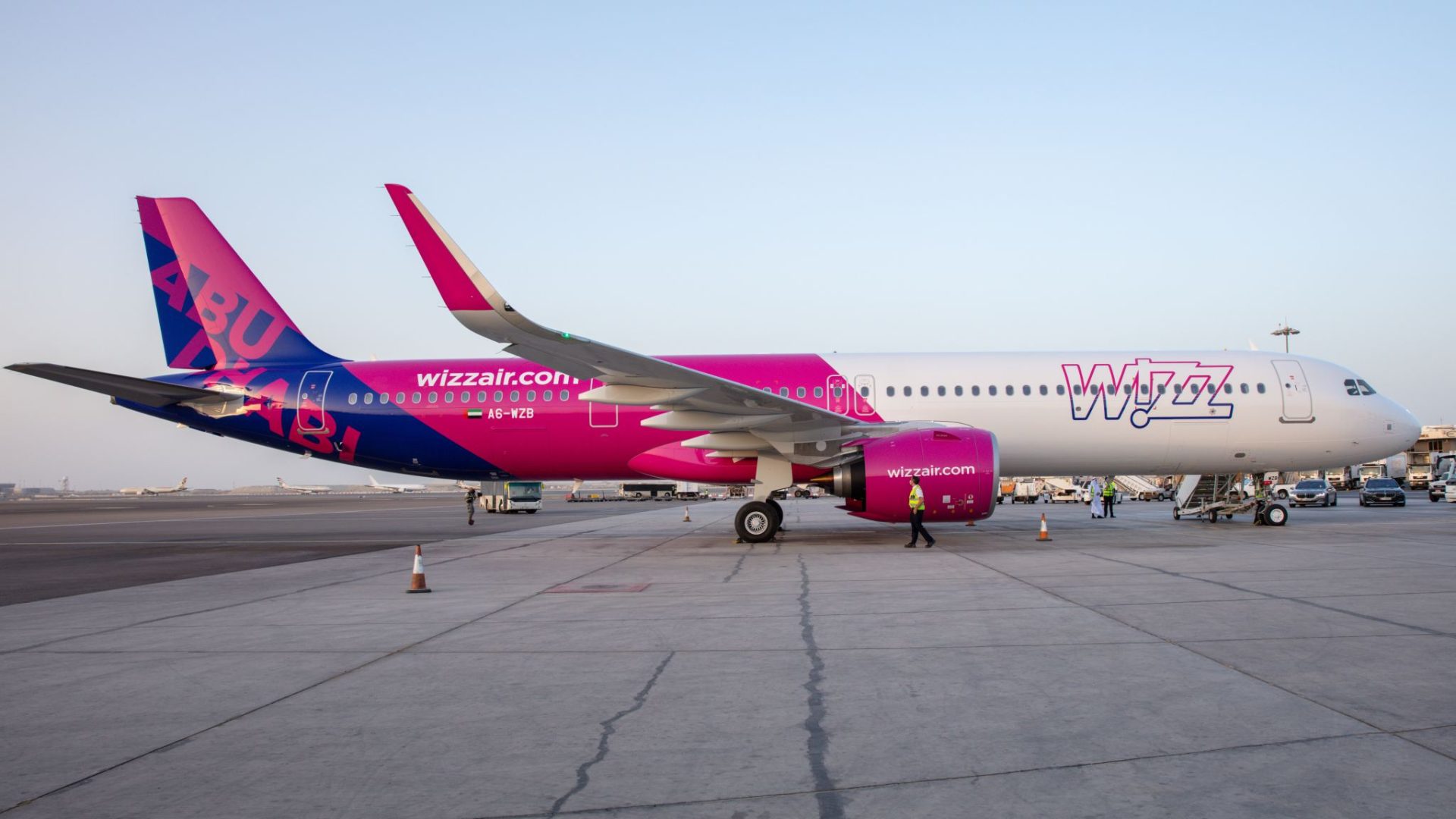Avion Wizz Air pe pista unui aeroport din România, zboruri anulate în toamna anului 2026