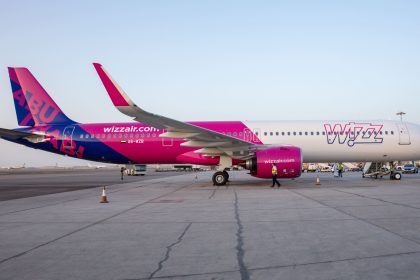 Avion Wizz Air pe pista unui aeroport din România, zboruri anulate în toamna anului 2026