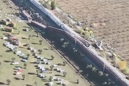 Echipe de intervenție lângă vagoanele trenurilor de mare viteză implicate în accidentul de lângă Urda, Spania
