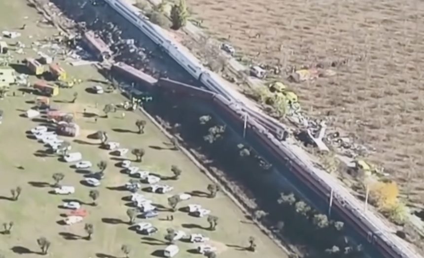 Echipe de intervenție lângă vagoanele trenurilor de mare viteză implicate în accidentul de lângă Urda, Spania