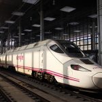 Tren de mare viteză AVE al companiei Renfe pe o linie feroviară din Spania