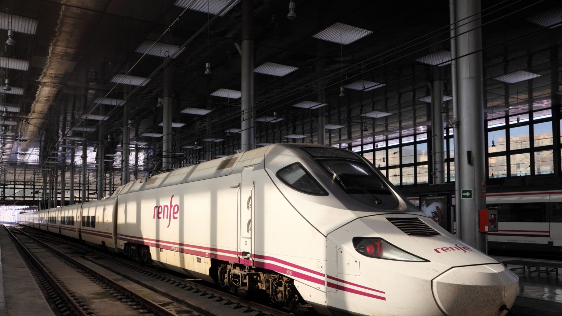 Tren de mare viteză AVE al companiei Renfe pe o linie feroviară din Spania