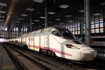 Tren de mare viteză AVE al companiei Renfe pe o linie feroviară din Spania
