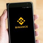 Aplicația Binance deschisă pe ecranul unui telefon mobil
