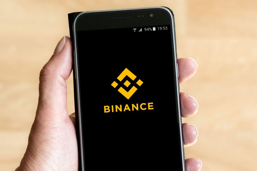Aplicația Binance deschisă pe ecranul unui telefon mobil