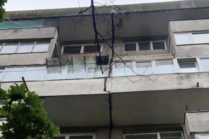 Pompieri și echipaj SMURD în fața unui bloc evacuat din cartierul Drumul Taberei, Sectorul 6