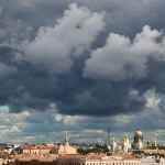 Nori negri de furtună deasupra unui oraș, în timpul unei avertizări meteo de cod portocaliu