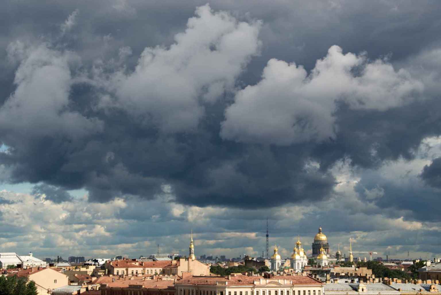 Nori negri de furtună deasupra unui oraș, în timpul unei avertizări meteo de cod portocaliu