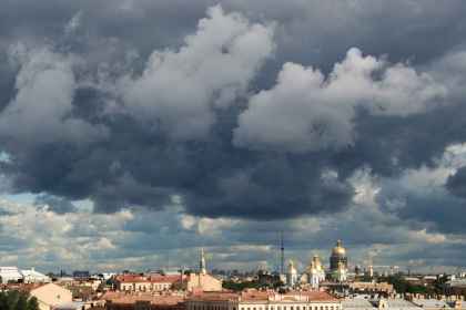 Nori negri de furtună deasupra unui oraș, în timpul unei avertizări meteo de cod portocaliu