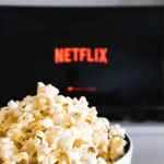 Logo-ul Netflix pe ecranul unui televizor, platforma unde se vede serialul „Dedesubt”