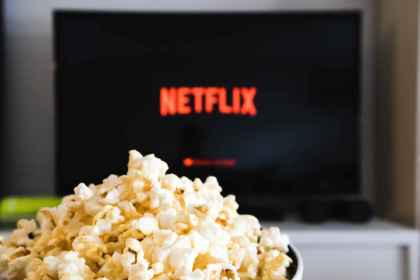 Logo-ul Netflix pe ecranul unui televizor, platforma unde se vede serialul „Dedesubt”