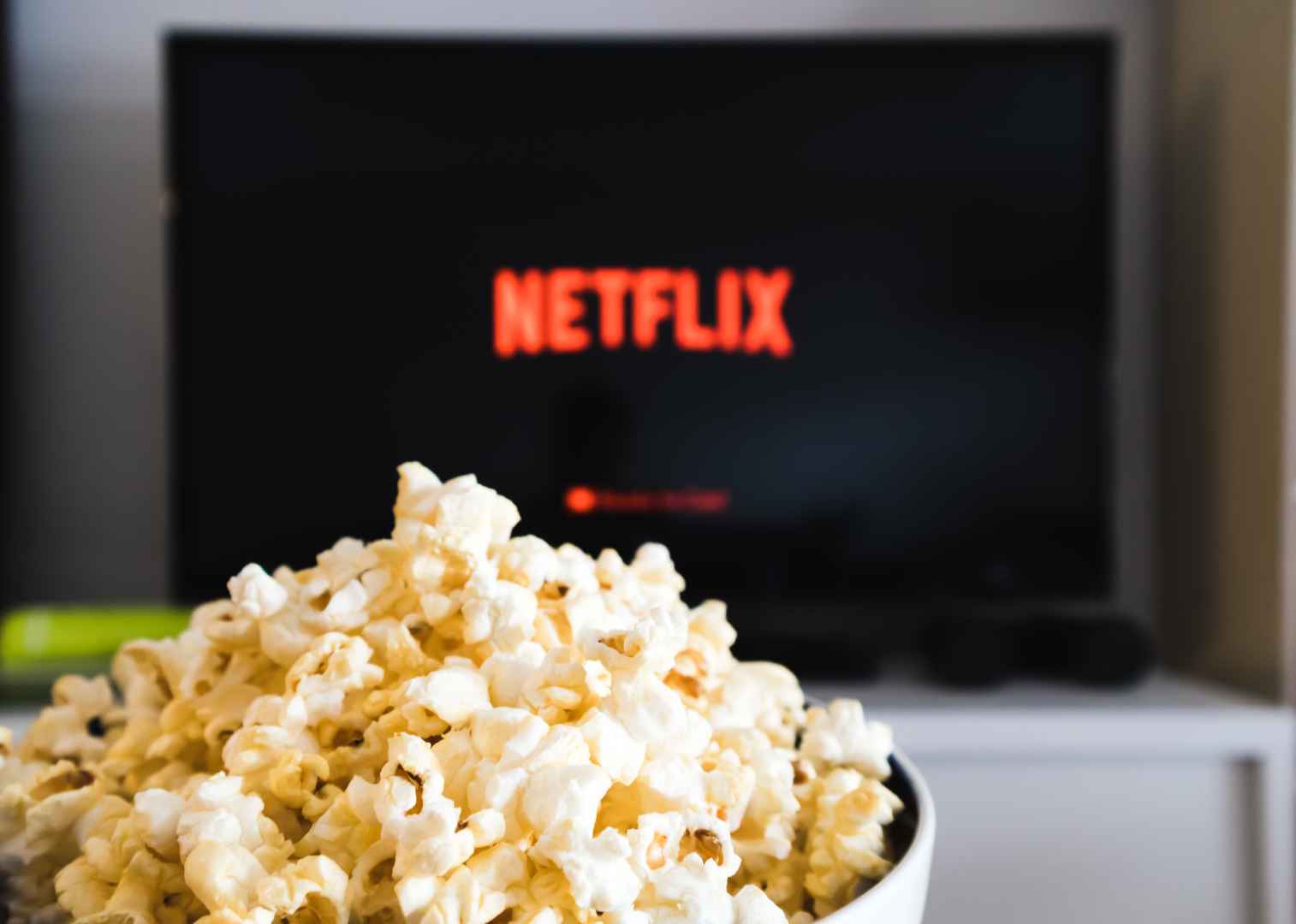 Logo-ul Netflix pe ecranul unui televizor, platforma unde se vede serialul „Dedesubt”
