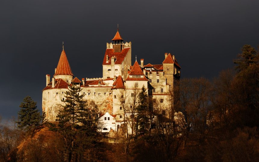 Castelul Bran, de lângă Brașov, într-o zi de toamnă