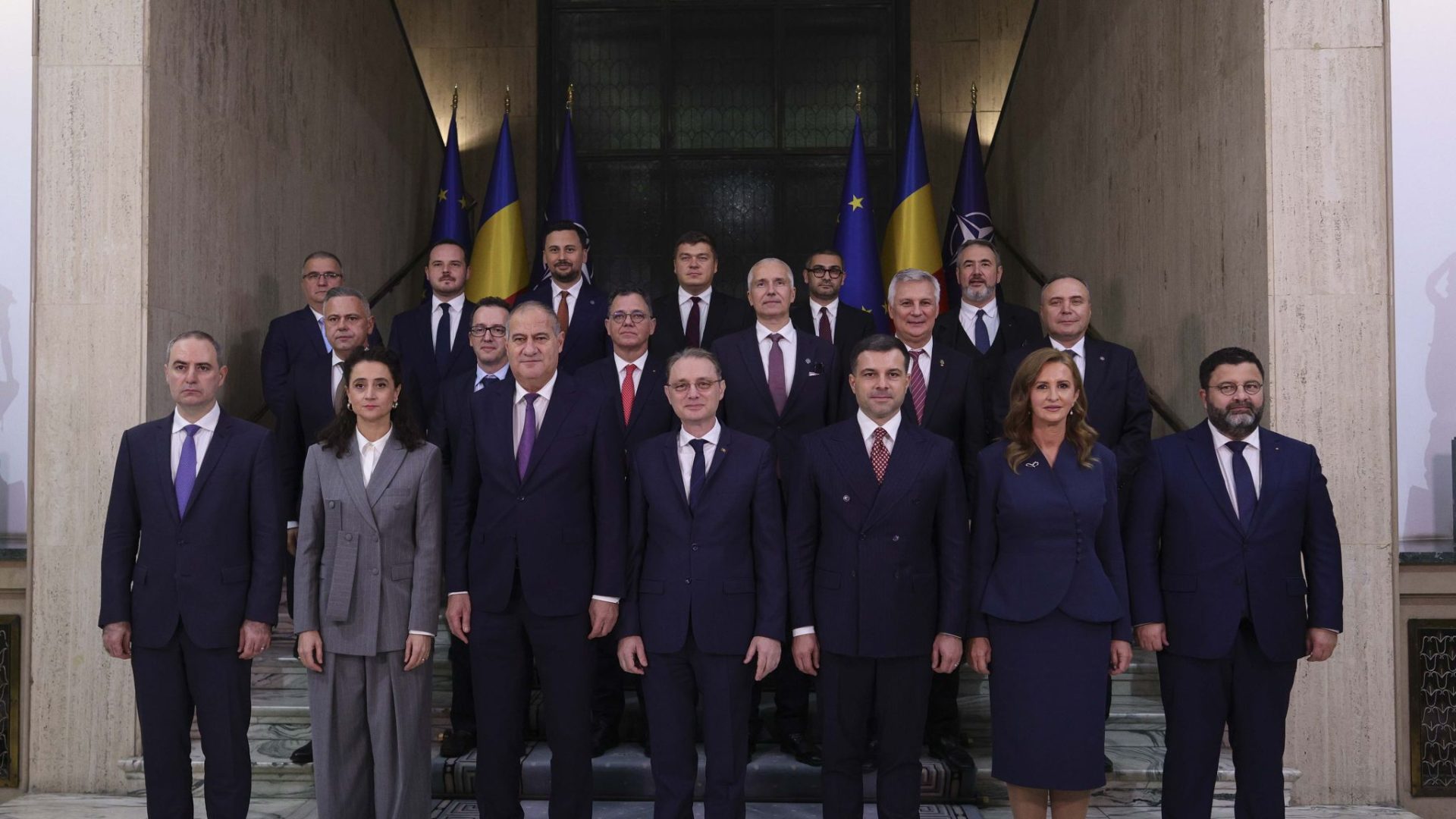 Premierul Luca Niculescu și miniștrii noului Guvern, fotografie oficială de grup după votul de învestire din Parlament