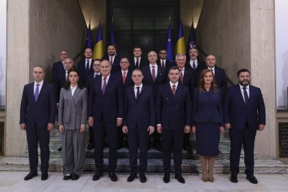 Premierul Luca Niculescu și miniștrii noului Guvern, fotografie oficială de grup după votul de învestire din Parlament
