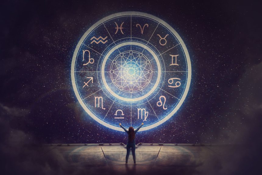 Femeie cu brațele ridicate în fața unei roți zodiacale luminoase pe cerul înstelat, ilustrând horoscopul zilei de 20 octombrie 2026