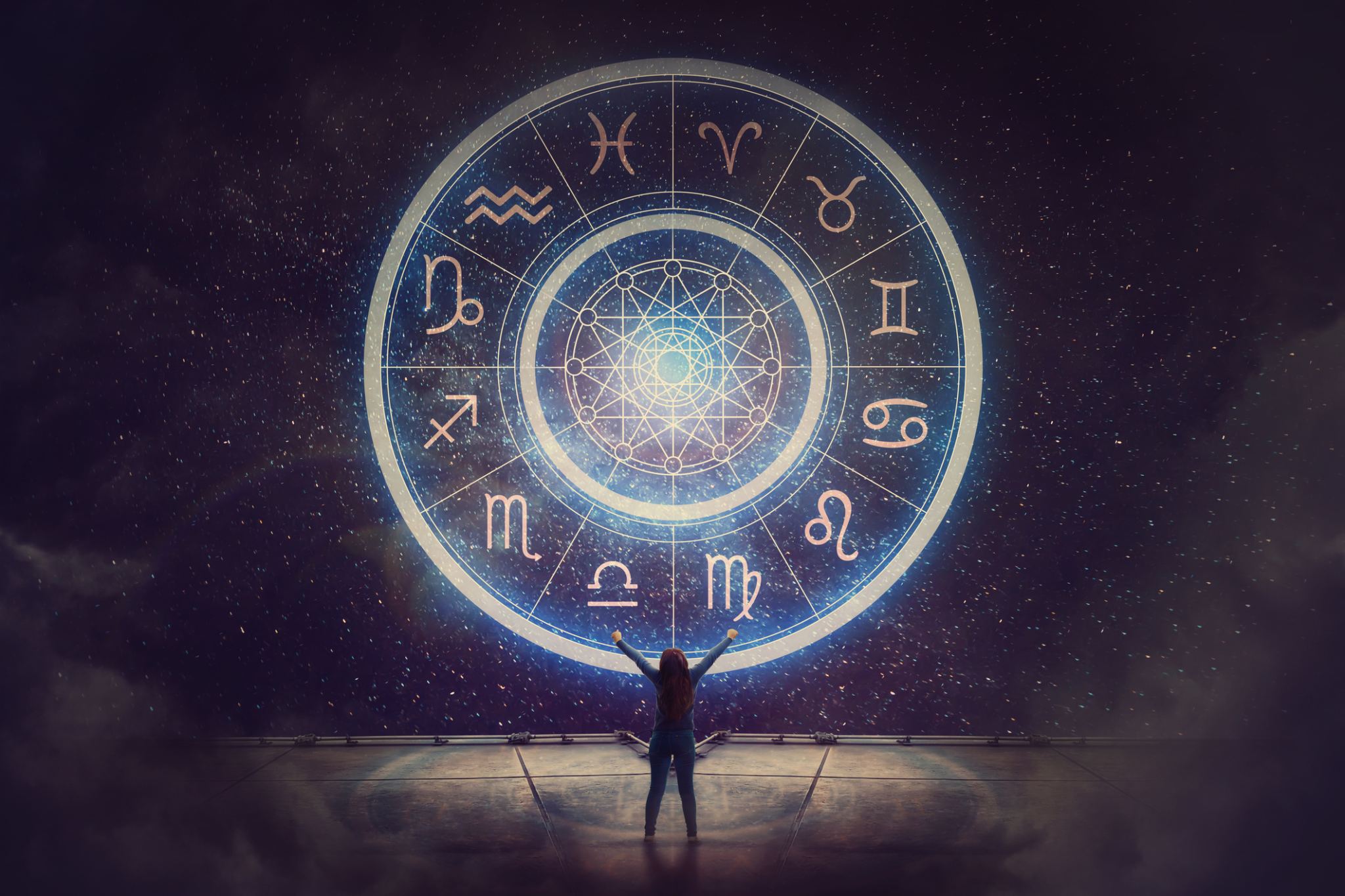 Femeie cu brațele ridicate în fața unei roți zodiacale luminoase pe cerul înstelat, ilustrând horoscopul zilei de 20 octombrie 2026