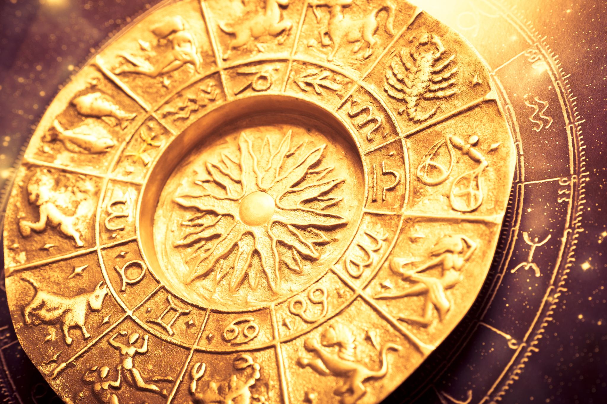 Roata zodiacului cu cele 12 semne astrologice pe un fundal de cer înstelat