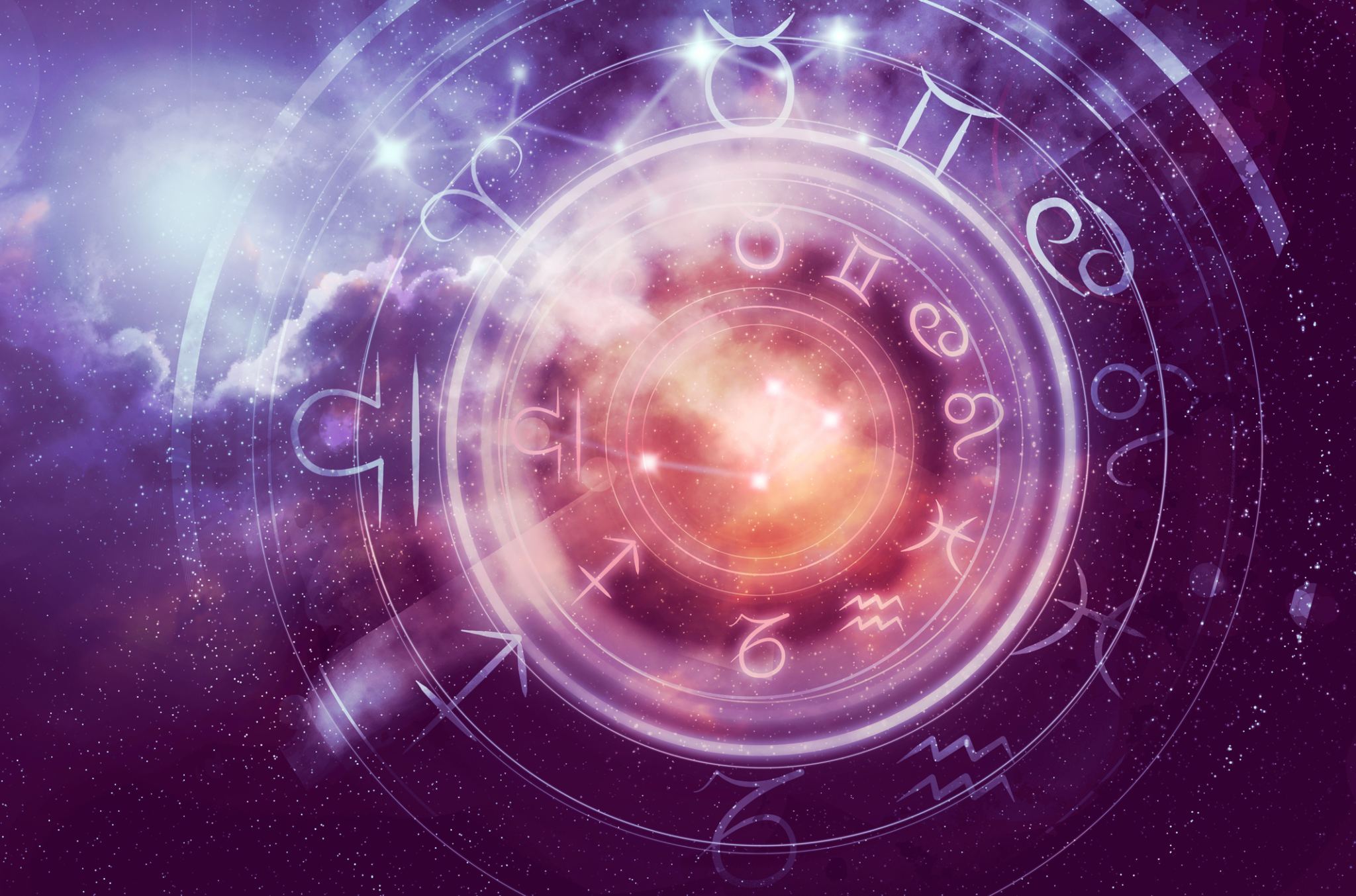 Roata zodiacului cu cele 12 semne astrologice pe un cer înstelat