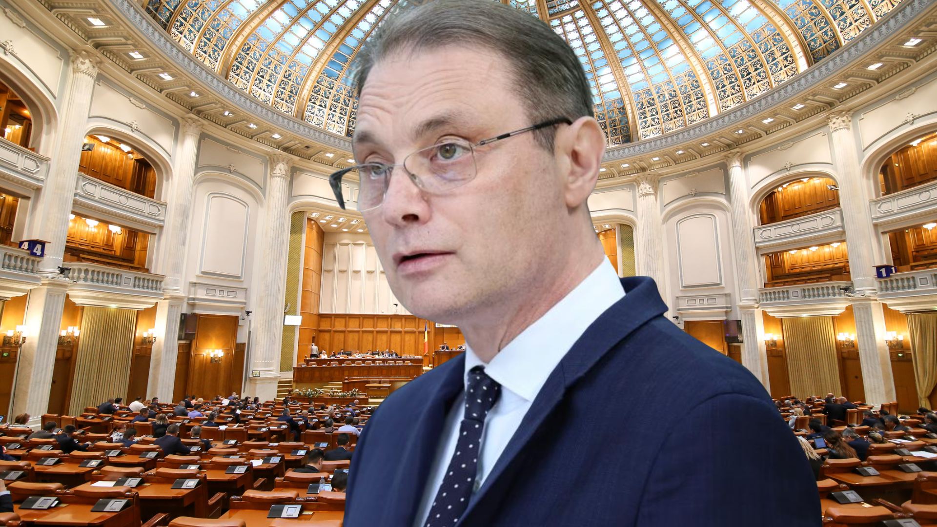 Premierul desemnat Luca Niculescu, pe fundalul sălii de plen a Parlamentului, înaintea votului de învestire