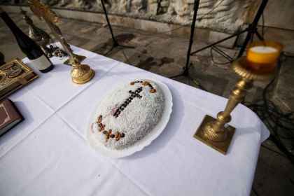 Colivă ortodoxă cu lumânări aprinse, pregătită pentru pomenirea celor adormiți de Moșii de toamnă