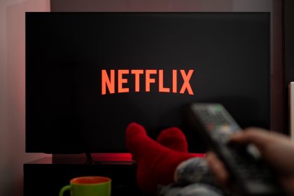 Ecran de televizor cu aplicația Netflix deschisă într-o cameră de zi