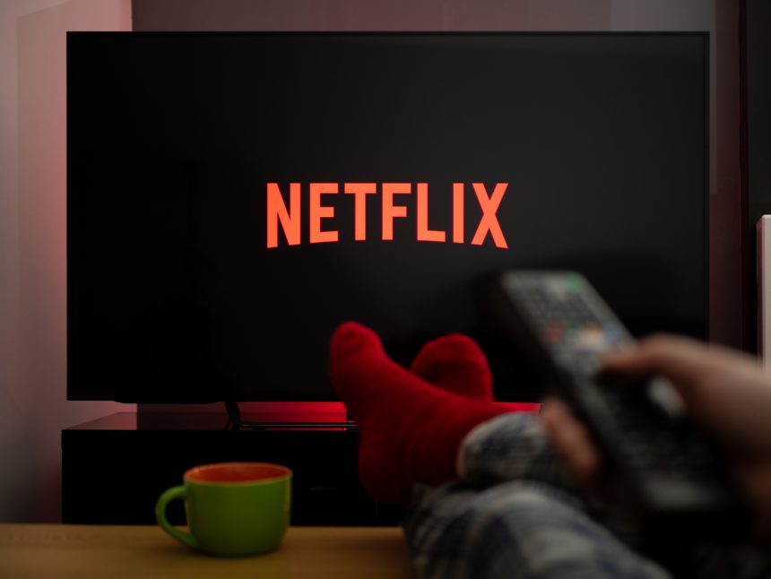 Ecran de televizor cu aplicația Netflix deschisă într-o cameră de zi