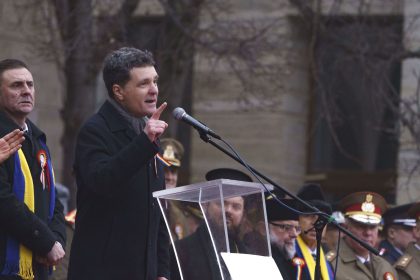 Președintele Nicușor Dan vorbind la pupitru, în timpul unei ceremonii oficiale