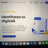 Persoană care folosește aplicația ROeID pe telefon pentru a-și crea identitatea digitală