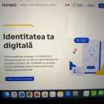 Persoană care folosește aplicația ROeID pe telefon pentru a-și crea identitatea digitală