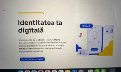 Persoană care folosește aplicația ROeID pe telefon pentru a-și crea identitatea digitală