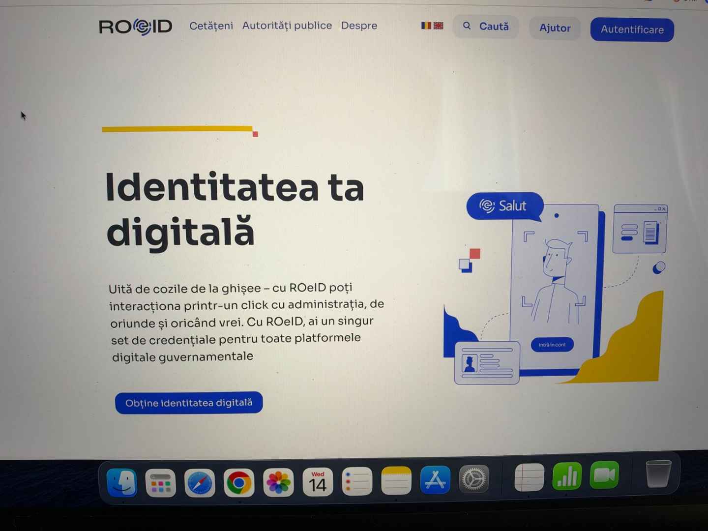Persoană care folosește aplicația ROeID pe telefon pentru a-și crea identitatea digitală