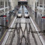 Gară din Madrid cu trenuri de mare viteză pe peroane