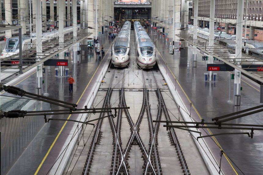 Gară din Madrid cu trenuri de mare viteză pe peroane