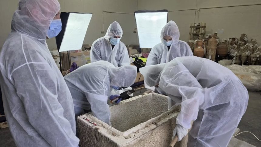 Sarcofag roman din piatră descoperit intact de arheologi în zona Flămânda din Constanța